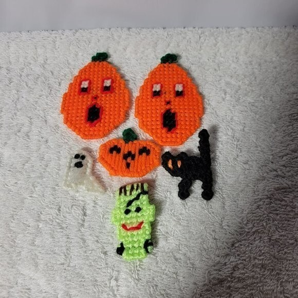 Set of‎ Six Handmade Plastic Canvas Halloween Pins Pre-Owned - Picture 1 of 2